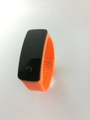 Détail du bracelet de sport en silicone orange et montre électronique tactile LED - Orange