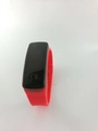 Détail du bracelet en silicone rouge et de l'écran tactile LED noir du bracelet de sport - Rouge