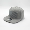 Cappellino snapback grigio con ricamo della bandiera americana su sfondo bianco - Regolabile / Grigio