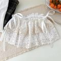 Vue macro de la texture dentelle florale avec bords ondulés et rubans de satin - Taille unique / Ruban Blanc Motif Cachemire