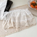 Détail d'une jupe en dentelle blanche à fleurs avec ruban élégant noué sur le côté - Taille unique / Ruban Blanc Noeud