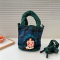 Dettaglio borsa vintage in tela a quadri con patch cartoon e manico verde a pieghe - 03 Ragazza a Quadri Verde Scuro Blu