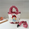 Détail du sac seau à carreaux rouges avec motif chiot et bandoulière réglable - 05 Chien de Pomme Vichy Rouge Blanc