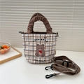 Détail du sac en toile à carreaux avec broderie d'ours et poignée à volants brune - 10 Ours à Écharpe de Grille Bleu Marron