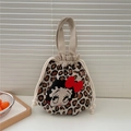 Detail der Betty Boop Stricktasche mit Leopardenmuster und roter 3D-Schleife - Leopardenmuster Schleife Mädchen