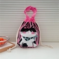 Detailansicht der rosa Stricktasche mit süßem Katzenmuster und weichem Kordelzug - Pink Gestreifte Katze