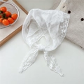 Fazzoletto a triangolo in pizzo bianco con ricami floreali e bordo smerlato - Bianco Sporco