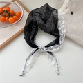 Elegante sciarpa a triangolo in pizzo bianco e nero con ricami floreali e rete - Nero