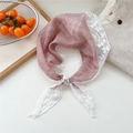 Elegante sciarpa triangolare rosa con bordo in pizzo bianco e dettagli floreali - Rosa