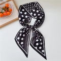 Sciarpa sottile in raso di seta a pois bianchi e neri annodata in un fiocco elegante - Splicing a Pois Neri