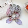 Foulard in cotone e lino con stampa floreale grigia e dettagli viola a contrasto - Bordo Viola Pera