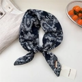 Dunkelblaues Baumwoll-Leinen-Halstuch mit Paisley-Muster, geknotet auf hellem Grund - 68*68cm / 04 Doppelseitig - Weißes Paisley Schwarz