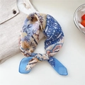 Foulard quadrato in cotone lino con motivi vintage blu e viola annodato come sciarpa - Bordo Blu Pera