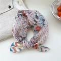 Pañuelo vintage de algodón y lino con pequeños motivos florales rojos y azules en blanco - Flores de Lunares Beige