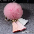 Gedetailleerde weergave van roze faux fur pompom sleutelhanger met drie kwastjes - 8cm / Roze