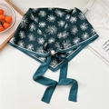 Detail of silk-texture neck scarf with star pattern and pearl magnetic buckle closure - Pearl Buckle - Cream Leaf Green