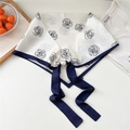 Dettaglio foulard a fiori con chiusura magnetica in perla e bordo in raso blu - Fibbia di Perla - Piccola Rosa