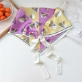 Dettaglio della sciarpa con stampa geometrica, perla decorativa e nastri di seta bianchi - Fibbia di Perla - Geometrico Giallo Viola