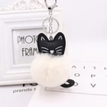 Gros plan du pendentif chat noir mignon avec une boule de fourrure synthétique blanche - Blanc Cassé