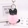 Détail macro du porte-clés chat noir avec boule de fourrure de lapin synthétique rose - Rose Clair