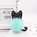 Détail d'un porte-clés chat noir avec pompon en fausse fourrure vert menthe et fermoir argent - Vert Menthe