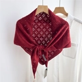 Detailansicht des roten Strickschals mit Rauten-Durchbruchmuster und Markenetikett - Hohl Vierblatt Ziegelrot