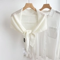 Detalle de chal triangular de ganchillo blanco con intrincados patrones calados - Blanco Crema