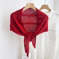 Detalle de chal rojo de punto calado con textura de ganchillo y estilo de nudo elegante - Rojo