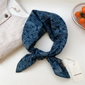 Foulard en satin bleu marine à motif cachemire avec étiquette Doria Dore sur fond crème - Paisley Résille Bleu Marine