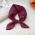 Élégant foulard bordeaux à motifs paisley blancs noué sur fond de lin naturel - Paisley Goutte de Pluie Magenta