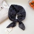Foulard en soie noir rétro avec motif paisley, étiquette cuir et drapé élégant - Paisley Goutte de Pluie Noir