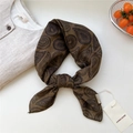 Foulard en soie à motif paisley marron posé sur une chemise en lin vintage - Paisley Goutte de Pluie Marron