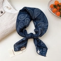 Carré de soie rétro bleu marine à motif paisley pour femme avec étiquette logo en cuir marron - Paisley Goutte de Pluie Bleu Marine