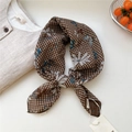Foulard en soie à damier marron avec motif floral blanc et papillons bleus élégants - Marguerite Blanche Tissée Marron