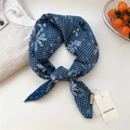 Foulard vintage à carreaux bleus avec motifs marguerites et papillons blancs - Marguerite Blanche Tissée Bleu Marine