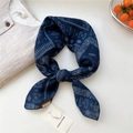Carré de soie bleu marine avec motifs Paisley blancs et finitions haut de gamme - Paisley Grille Étoilée Bleu Marine
