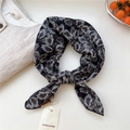 Petit foulard en soie à motif paisley rétro noir et bleu pour le cou ou la coiffure - Plume Blanche Noir