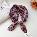 Petit carré de soie vintage à motif paisley bordeaux et bleu pour femme style chic - Plume Blanche Rouge