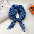 Foulard pour femme en coton et lin bleu foncé avec motif paisley et style français élégant - Plume Blanche Bleu