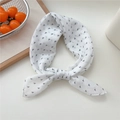 Piccolo foulard bianco in lino con triangoli neri e nodo a fiocco ritorto - 02 Triangolo Grigio