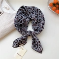 Petit foulard carré en coton et lin gris avec imprimé léopard et motif cachemire - Paisley Moucheté