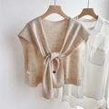 Dettaglio dello scialle in maglia misto lana beige con nodo e fibbia ovale - Beige
