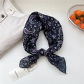Carré de soie vintage noir à motif paisley avec détails floraux violets et finition douce - Paisley Éclatant Noir