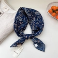 Foulard vintage en soie bleu marine à motifs paisley sur une chemise en lin - Paisley Éclatant Bleu Marine