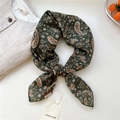 Élégant foulard en soie vert foncé imprimé paisley sur une chemise en lin - Paisley Éclatant Vert