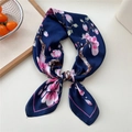 Elegante foulard in seta blu navy con fiori rosa, annodato a forma di fiocco - Blu Notte Magnolia