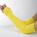 Dettaglio di scaldabraccia gialli in maglia indossati dal polso alla parte superiore - Taglia unica / Giallo