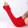 Dettaglio di scaldamuscoli in maglia a coste rosse con design senza dita per l'autunno - Taglia unica / Rosso