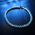 Himmelblaues Tennis-Armband mit runden Zirkonia und silberner Stretch-Kette - 1-Reihig Seeblau Zirkon 4mm / Aqua