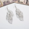 Pendientes de hoja hueca multicapa plateados minimalistas para mujer sobre fondo blanco - Plateado